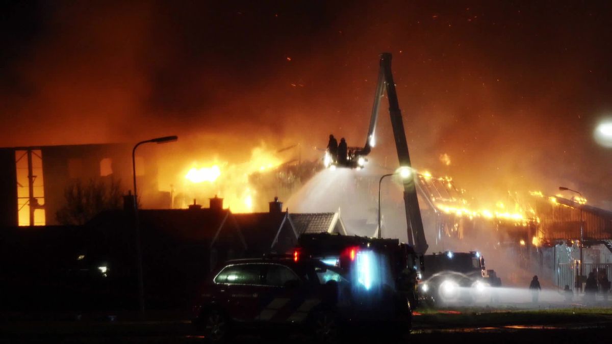 De brand in De Krim werd aan het begin van de avond uitslaand. Eerder kwam er enkel rook uit het geb
