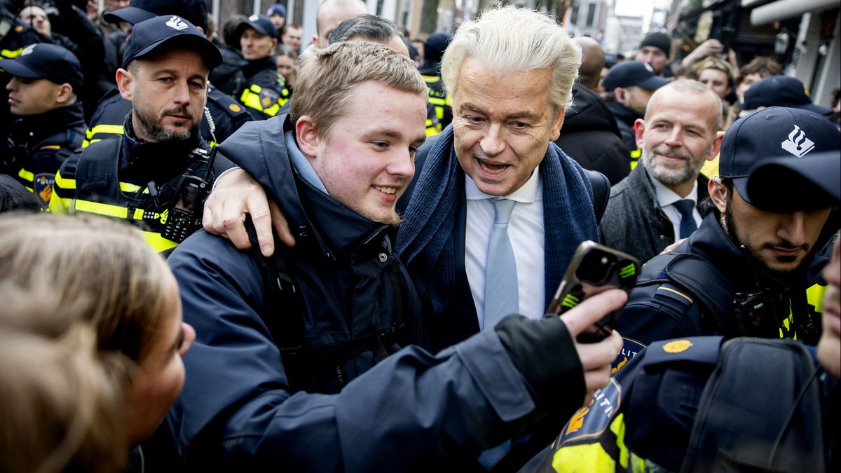 Geert Wilders in binnenstad Delft: aanhoudingen nadat journalist is belaagd met stenen en flesjes