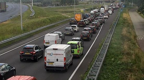 File door ongeluk op de A5 • Verzakking op het spoor leidt tot vertraging. File door ongeluk op de A5 • Verzakking op het spoor leidt tot vertraging.