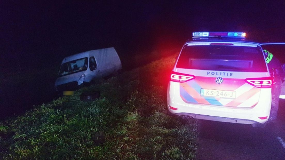 Het busje eindigde in de sloot (Rechten: Persbureau Meter)