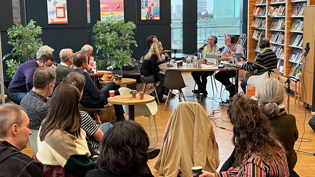 Publiek bij de jubileumuitzending van Actueel op Golfbreker Radio.
