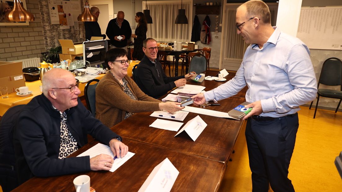 Burgemeester Anno Wietze Hiemstra bedankt vrijwilligers in Gieterveen