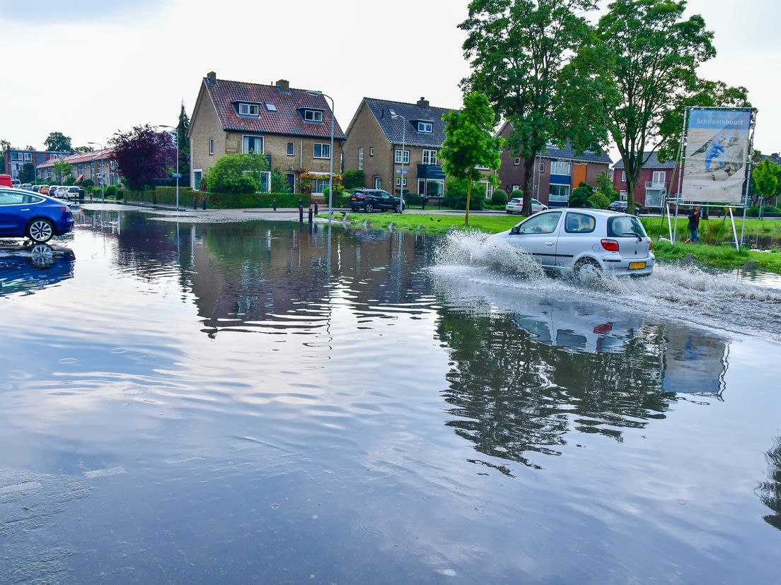 De regen van gisteren leidde tot ondergelopen straten in onder meer Zwijndrecht. Archief