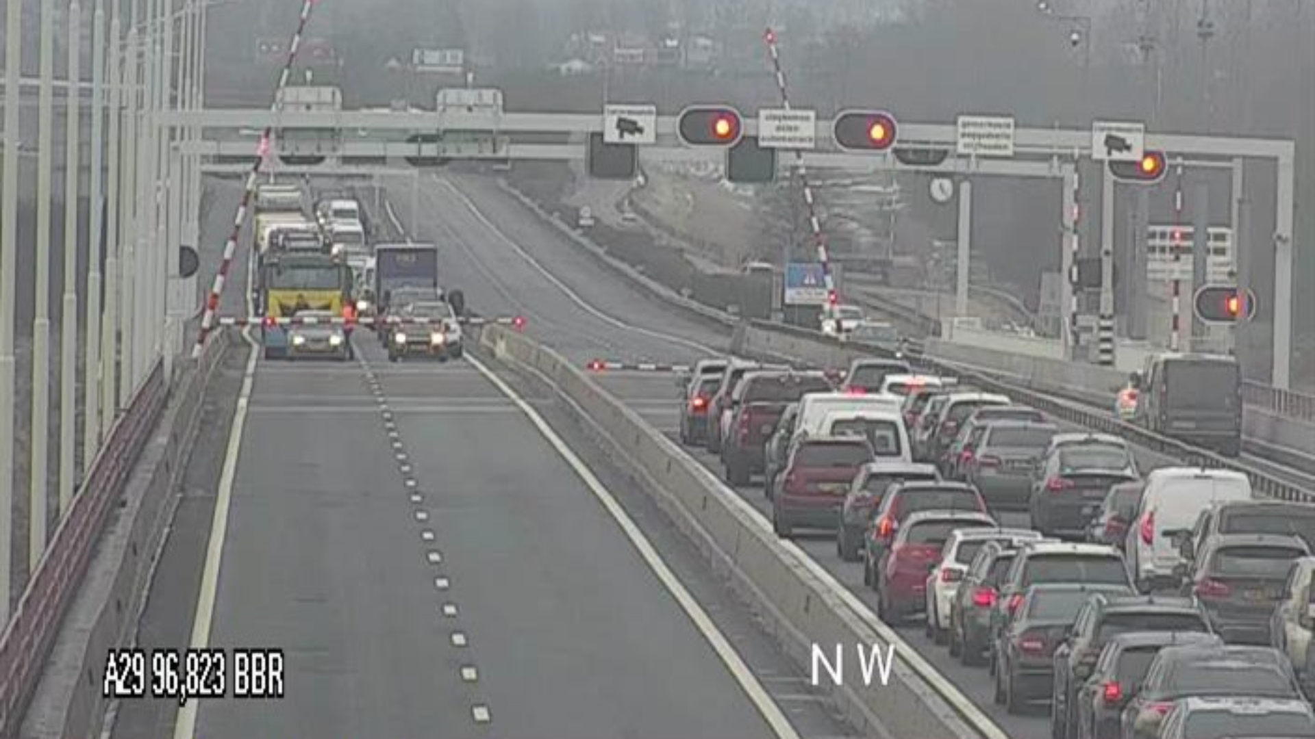 Het verkeer op de Haringvlietbrug kan geen kant op door de storing