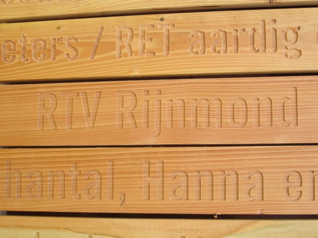 Ook RTV Rijnmond heeft een plank gekocht op de Luchtsingel
