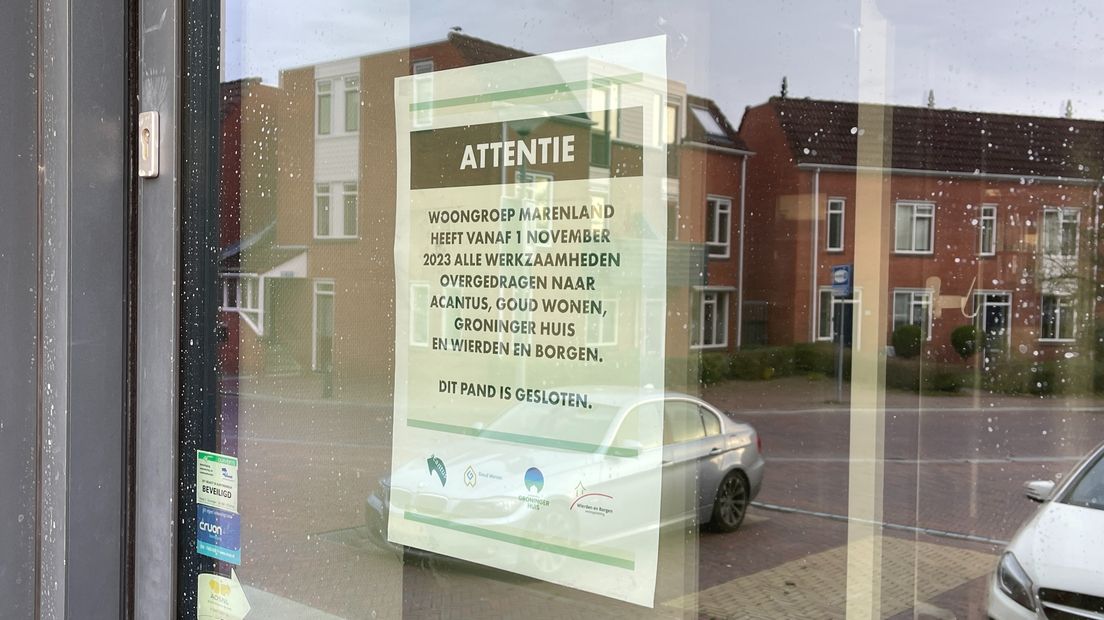 Een briefje op het voormalige kantoor van Woongroep Marenland in Appingedam. Het kantoor staat nu leeg, er wordt een nieuwe huurder voor gezocht