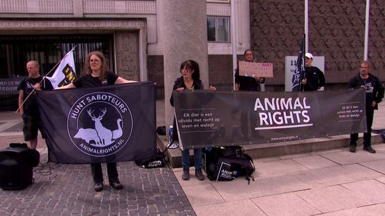 Foto: Activisten protesteren tegen afschot wolf: 'We mogen superblij zijn dat hij terug is'