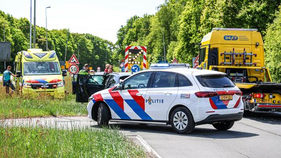 Automobilist gewond bij botsing op Rondweg Emmen. Automobilist gewond bij botsing op Rondweg Emmen.