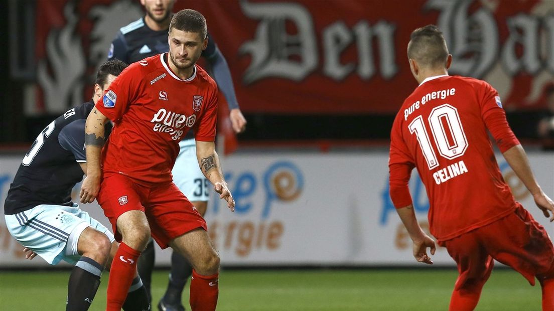 Klich (l) bezorgde FC Twente in 2016 drie punten tegen Ajax
