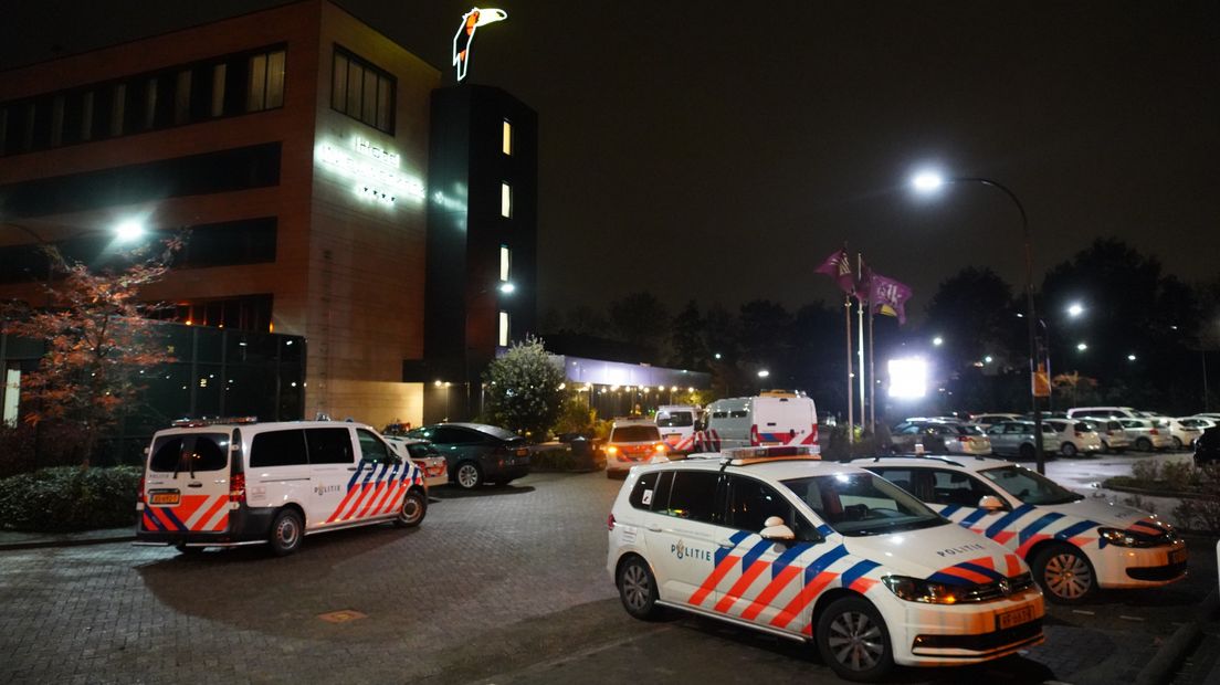 Meerdere politie-eenheden waren bij het Van der Valk-hotel aanwezig