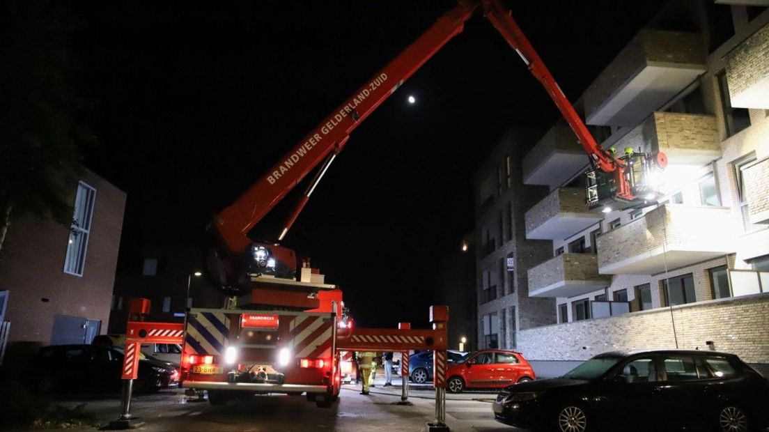 In Tiel zette de brandweer een hoogwerker in.