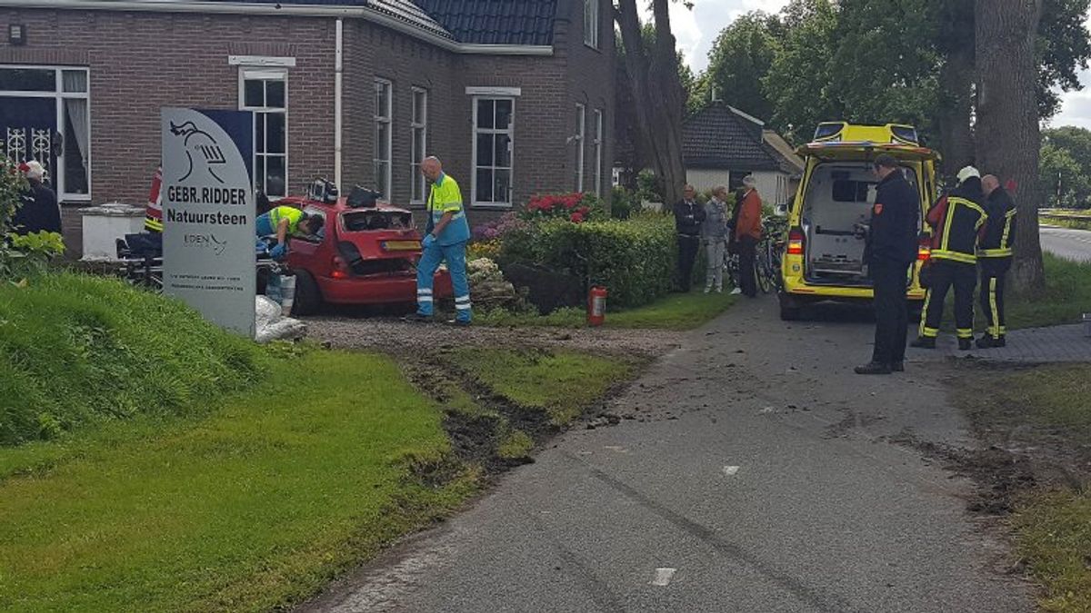 Auto rijdt tegen woning in Bovensmilde
