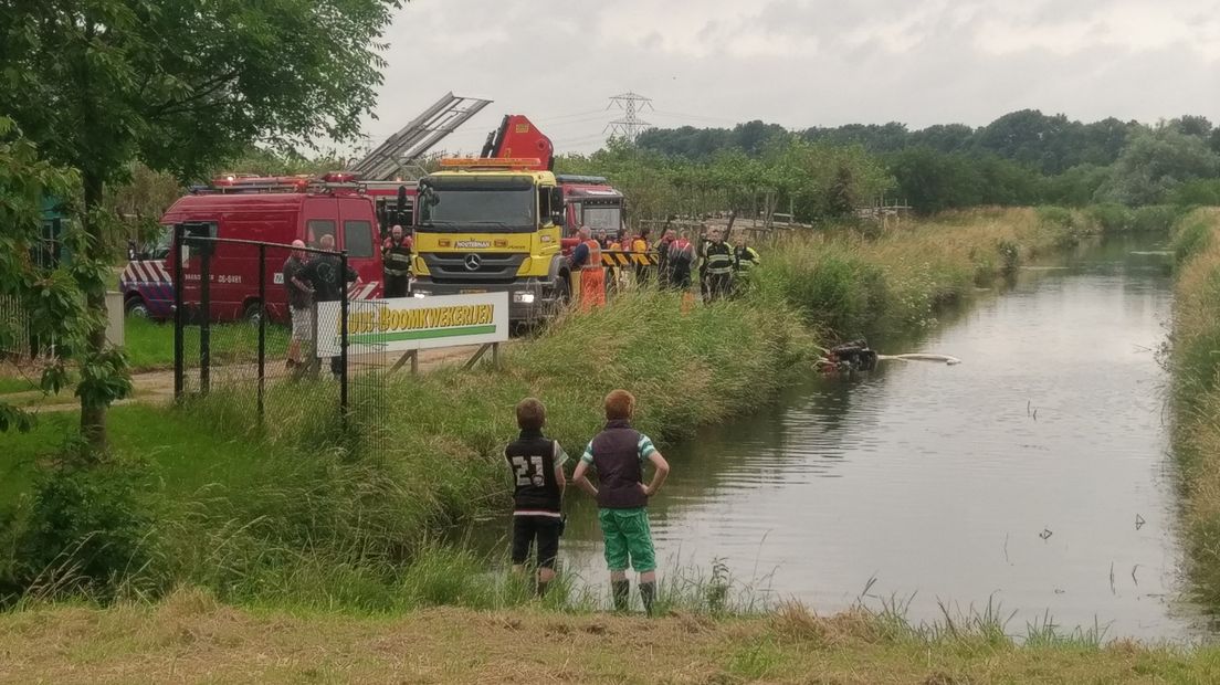 Een minitractor is vrijdagmorgen te water geraakt in de Kerkstraat in Dodewaard.