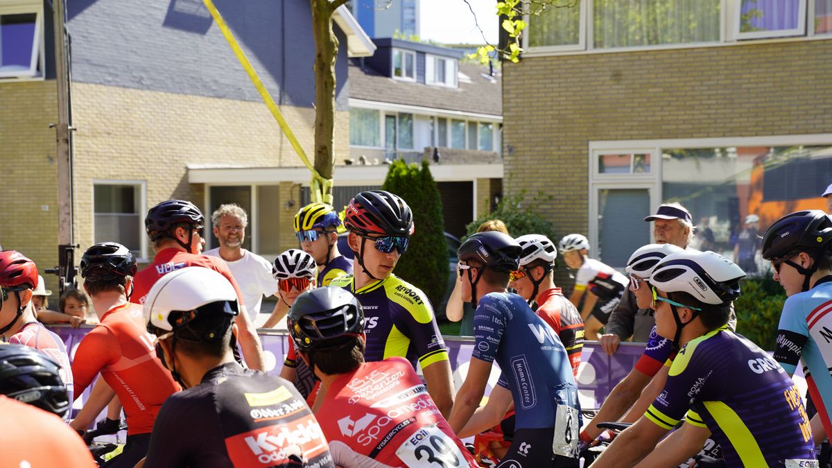 Bram Dijkhuis zet zich al veertig jaar in voor jonge wielrenners: beloond met lintje