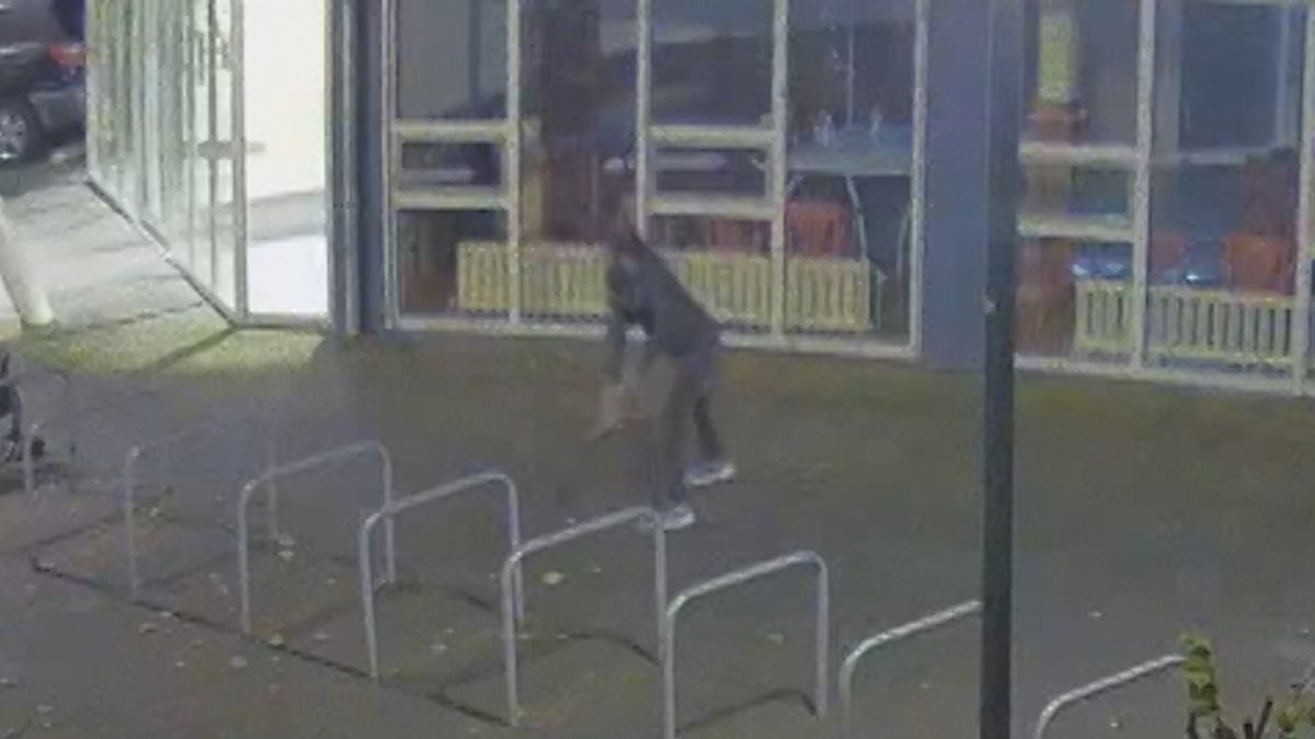 Stoeptegel kaatst drie keer terug, toch sneuvelen ruiten wijkcentrum Hengelo