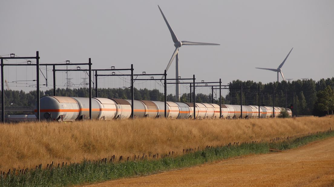 De goederentrein staat stil op de Sloelijn