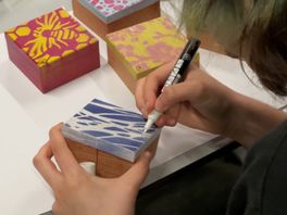 Leerlingen speciaal onderwijs maken kunst in Depot