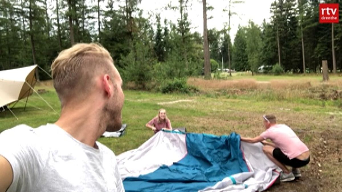 De tent opzetten op de natuurcamping in Drouwen