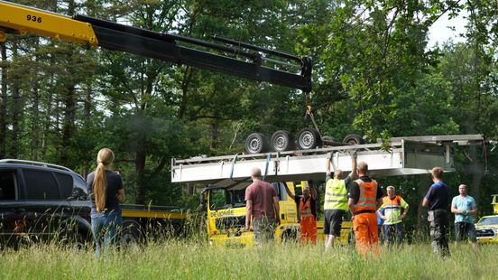 Landbouwkar valt van gekantelde aanhanger bij Zuidwolde.