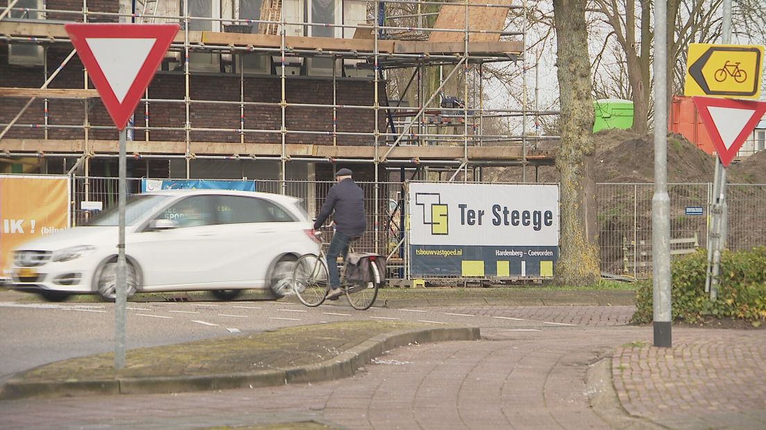 Zo moet het niet, stelt de Fietsersbond. Op de rotonde in Beilen heeft de automobilist voorrang op de fietser (Rechten: RTV Drenthe)