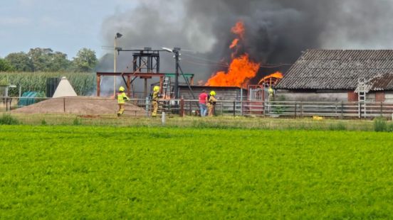 Brand bij boerderij • motorrijder gewond na botsing tegen lantaarnpaal. Brand bij boerderij • motorrijder gewond na botsing tegen lantaarnpaal.