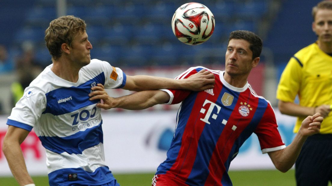 Thomas Meissner en Robert Lewandowski tijdens MSV Duisburg - Bayern München. 