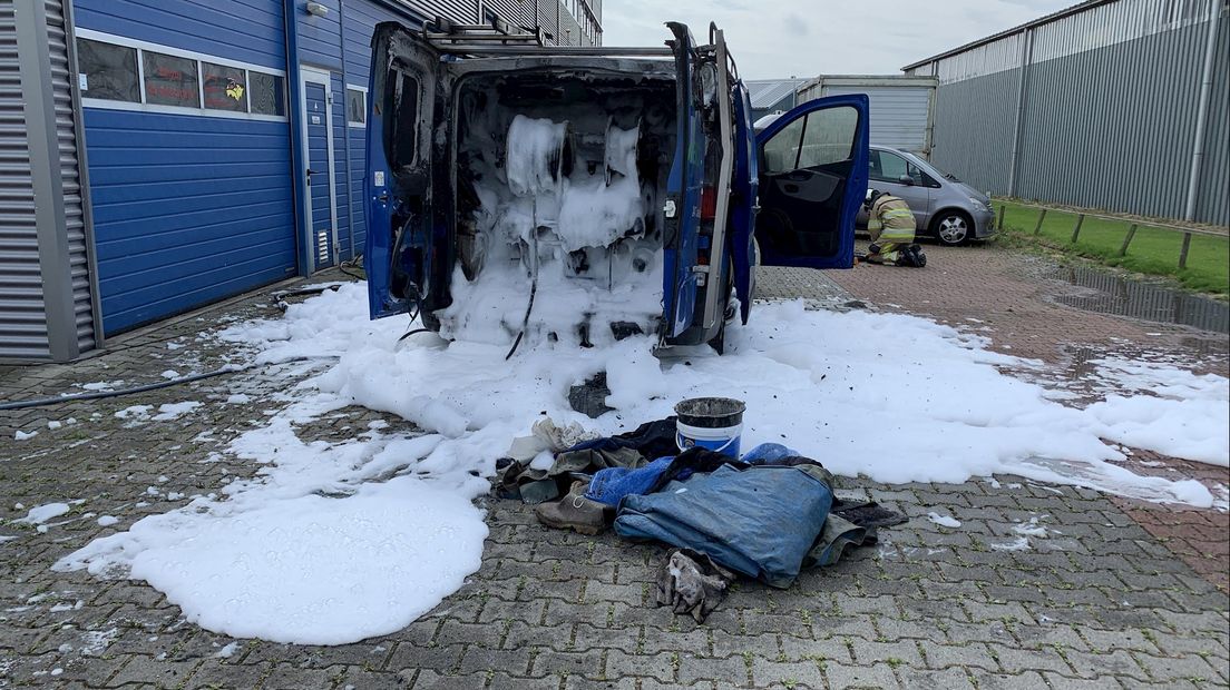 Bedrijfsbus brandt uit in Raalte