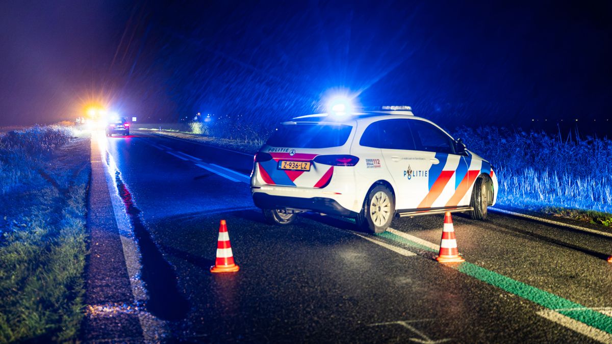 Auto van de weg bij Hemelum