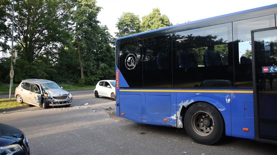 Automobilist lichtgewond na botsing tegen lijnbus in Gennep. Automobilist lichtgewond na botsing tegen lijnbus in Gennep.