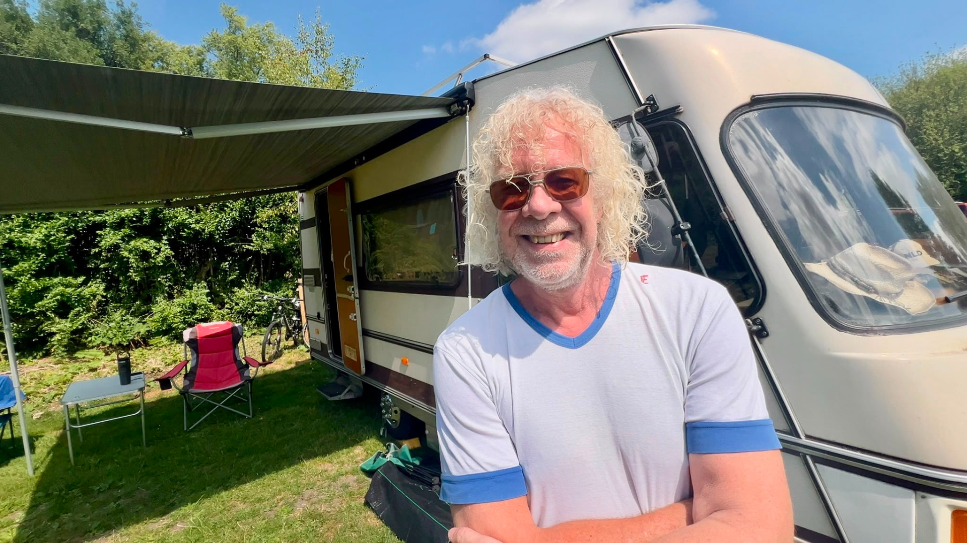 Dankzij een goede plek en stroom voor de koelkast is de Groningse Rob helemaal klaar voor het festivalweekend.
