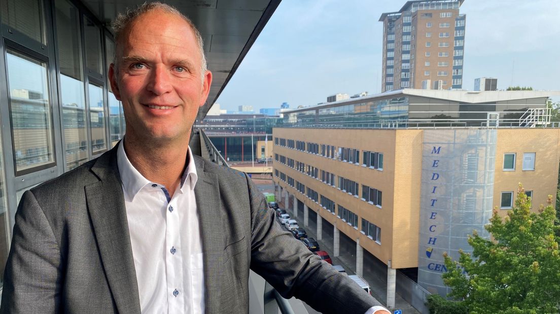 Edward van der Meer op het balkon van het kantoor bij het UMCG