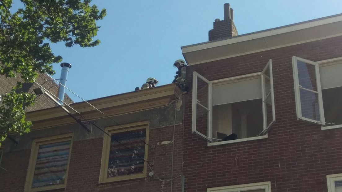 In het dak boven een restaurant in Arnhem is donderdagmiddag brand uitgebroken. Het pand liep daarbij veel schade op.