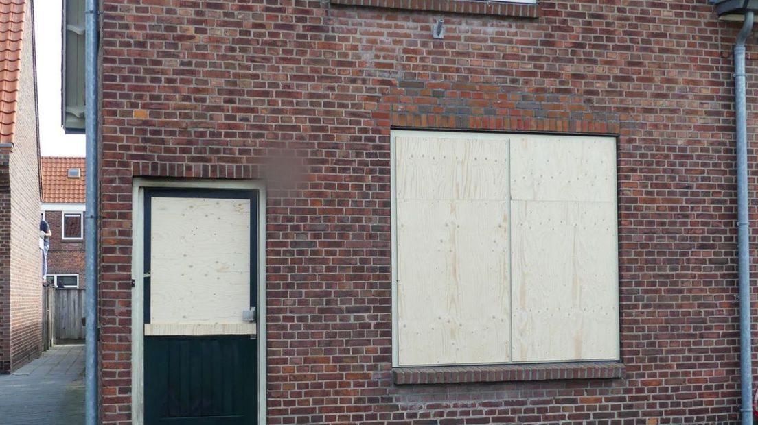 Ramen en deur woning Dennenweg eerder in de nacht vernield