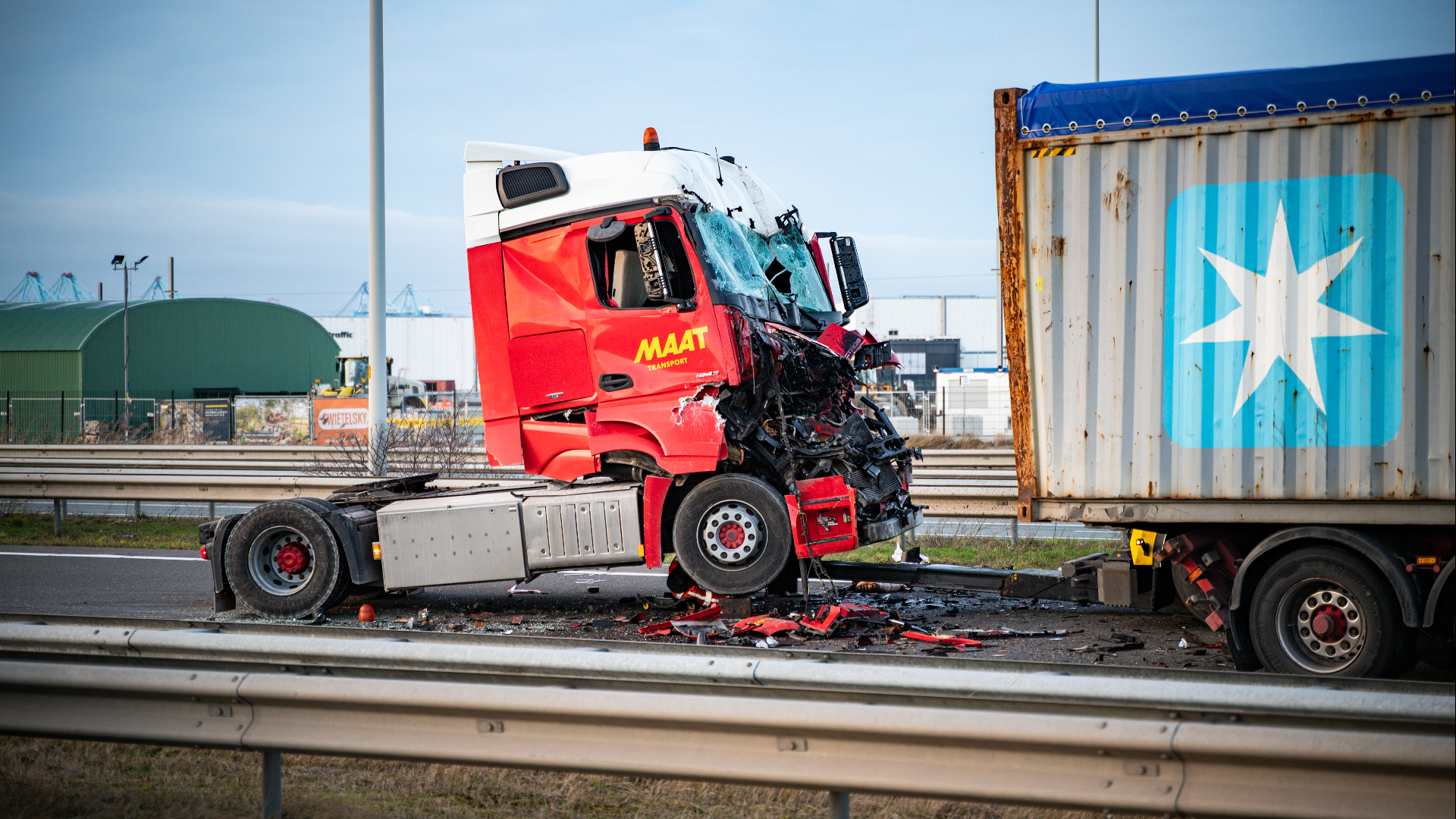 Flinke schade na de botsing op de N15.