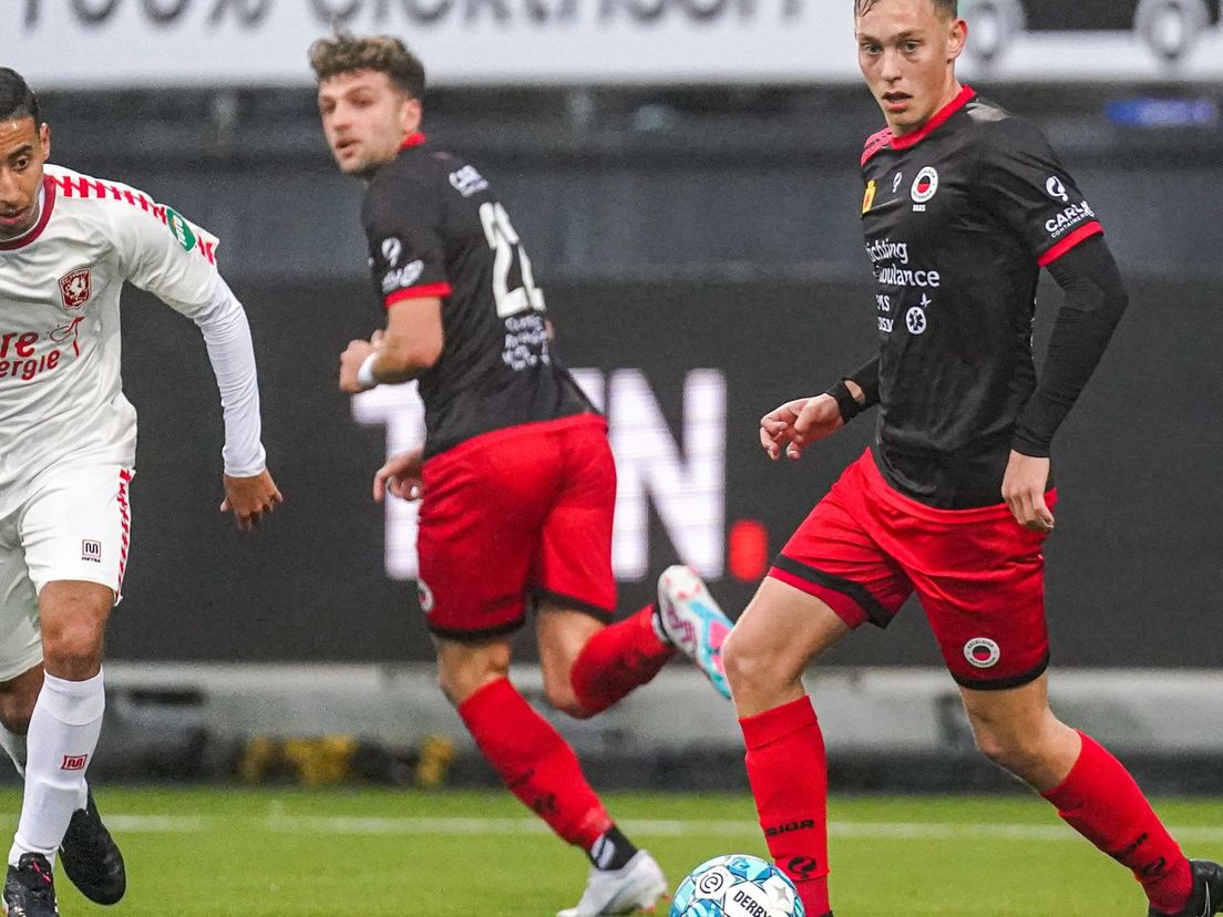 Julian Baas in actie tegen FC Twente