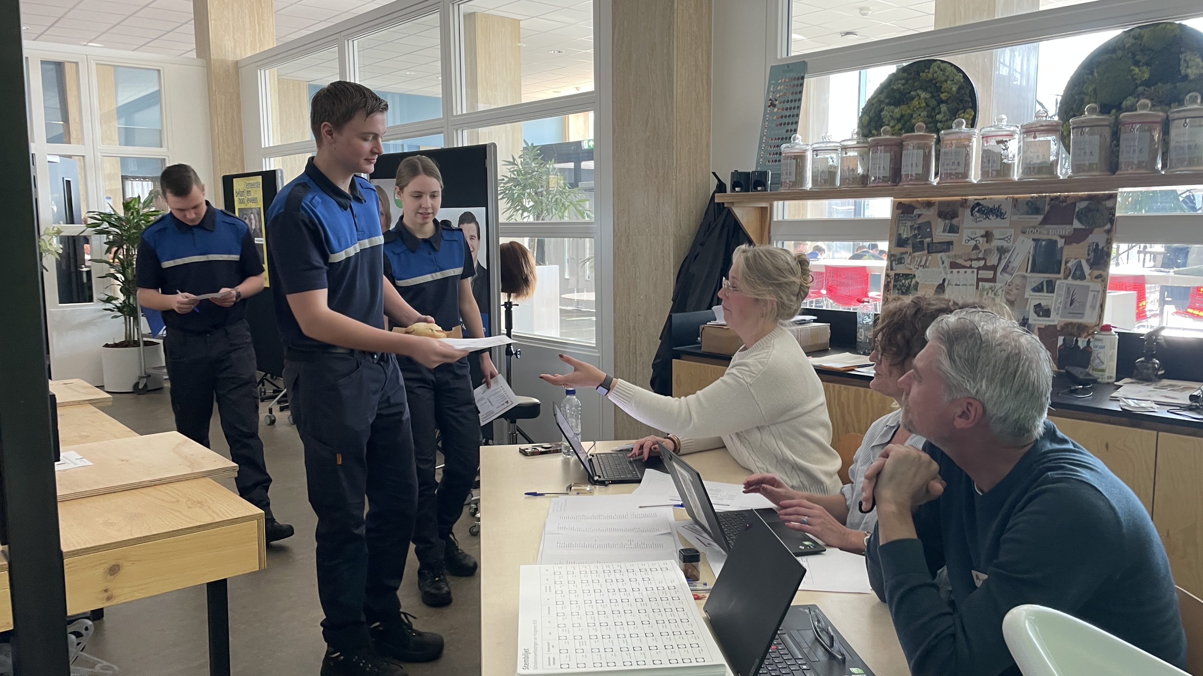 Studenten Alfa-College Hoogeveen worden warm gemaakt voor verkiezingen met een festival en debat