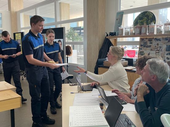 Studenten Alfa College Hoogeveen worden warm gemaakt voor verkiezingen met een festival en debat