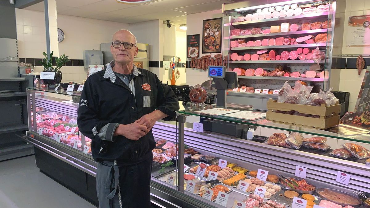 Slager André houdt stand in lege supermarkt in Kuinre, maar hoe lang nog?