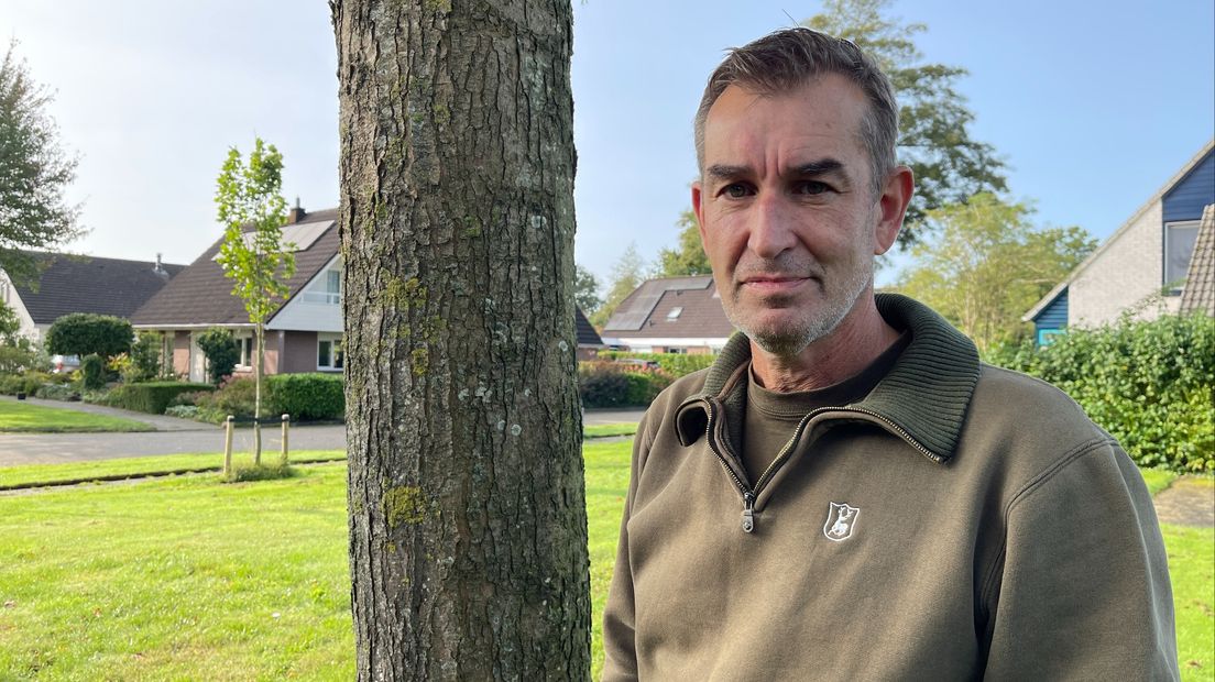 Eddie van Marum bij de boom met gaten in Tolbert