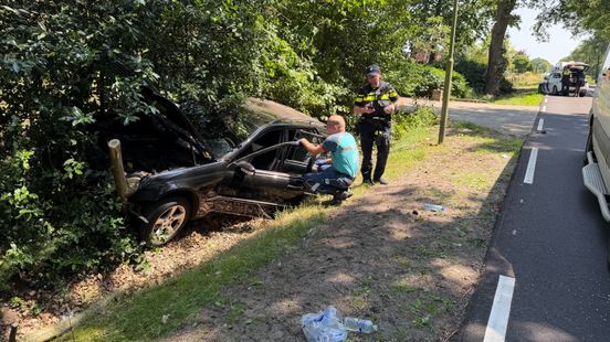 Twee gewonden en auto in greppel na aanrijding met bestelbus. Twee gewonden en auto in greppel na aanrijding met bestelbus.