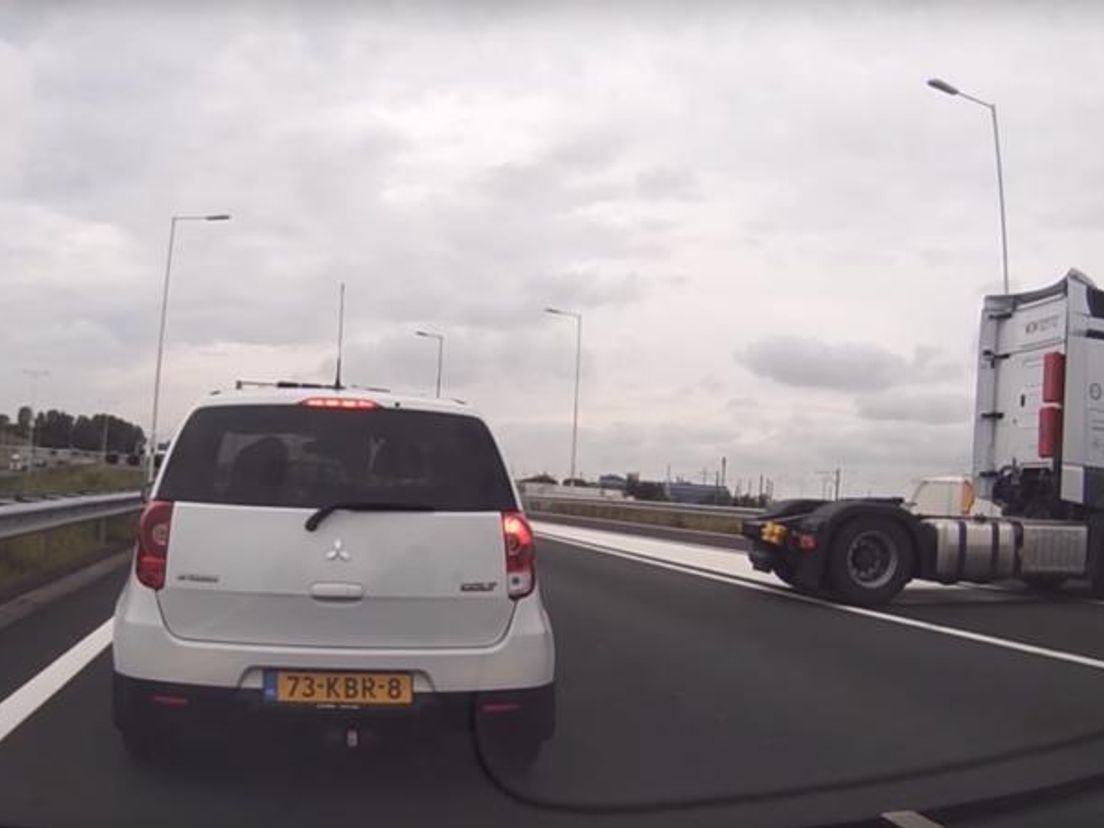 Vrachtwagen keert om op A15 - still van Dashcam Nederland