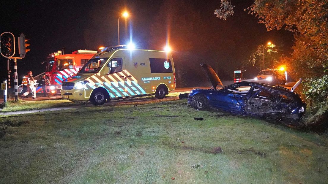 De auto belandde in de bosjes naast de weg