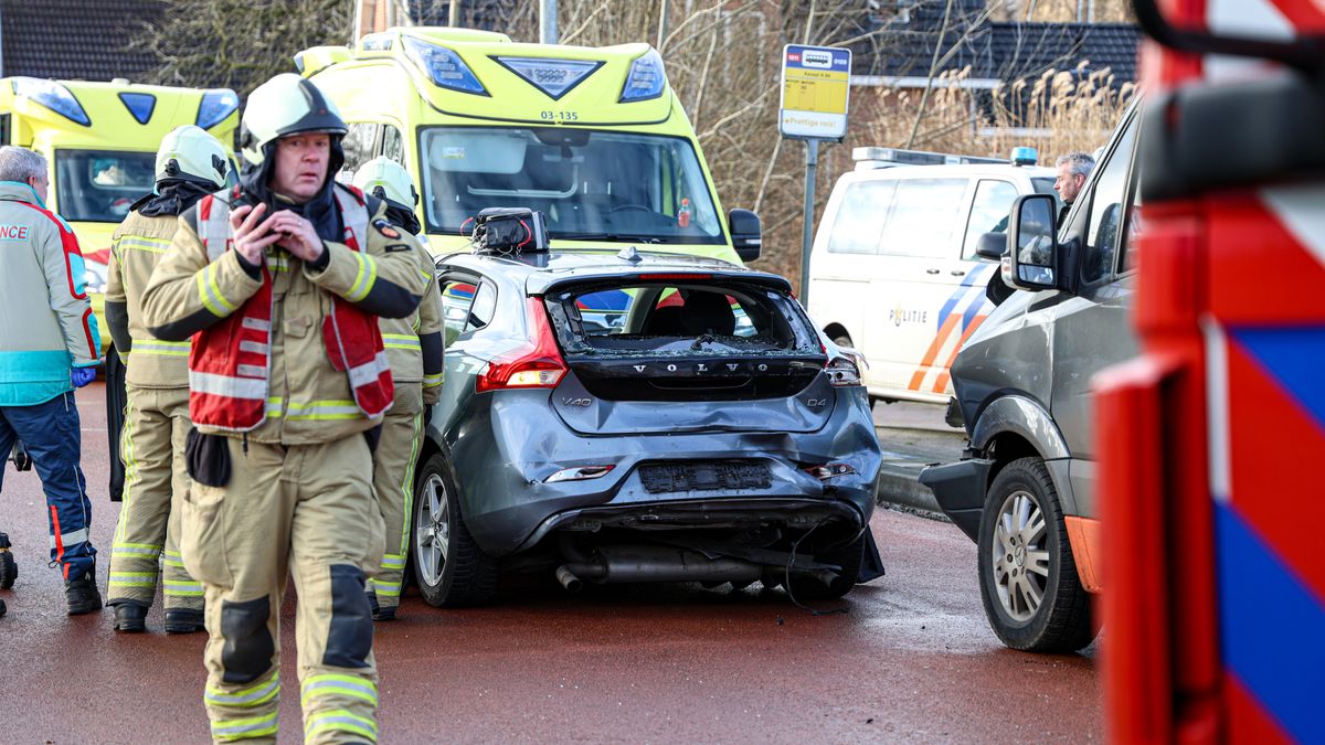 Tweetal zit klem in auto na ongeluk in Emmer-Compascuum
