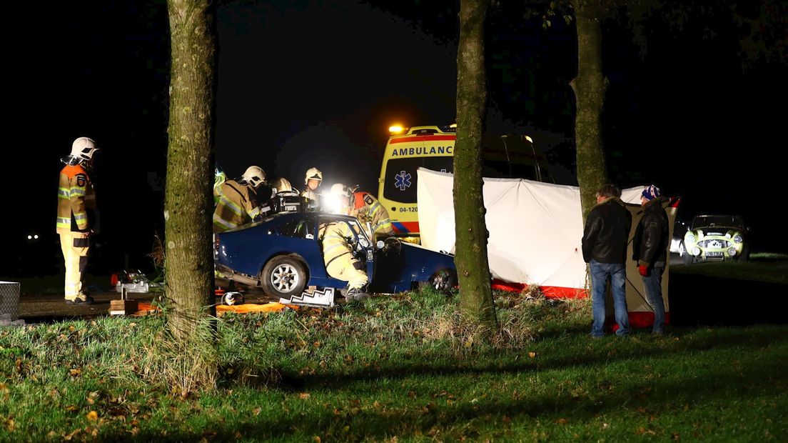 Man rijdt tegen boom in Kamperveen