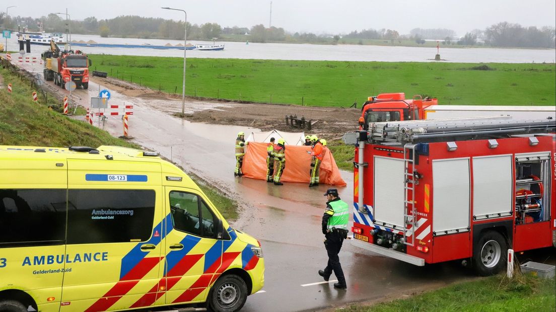Op de Waaldijk bij Herwijnen is maandagochtend een ernstig bedrijfsongeval gebeurd.