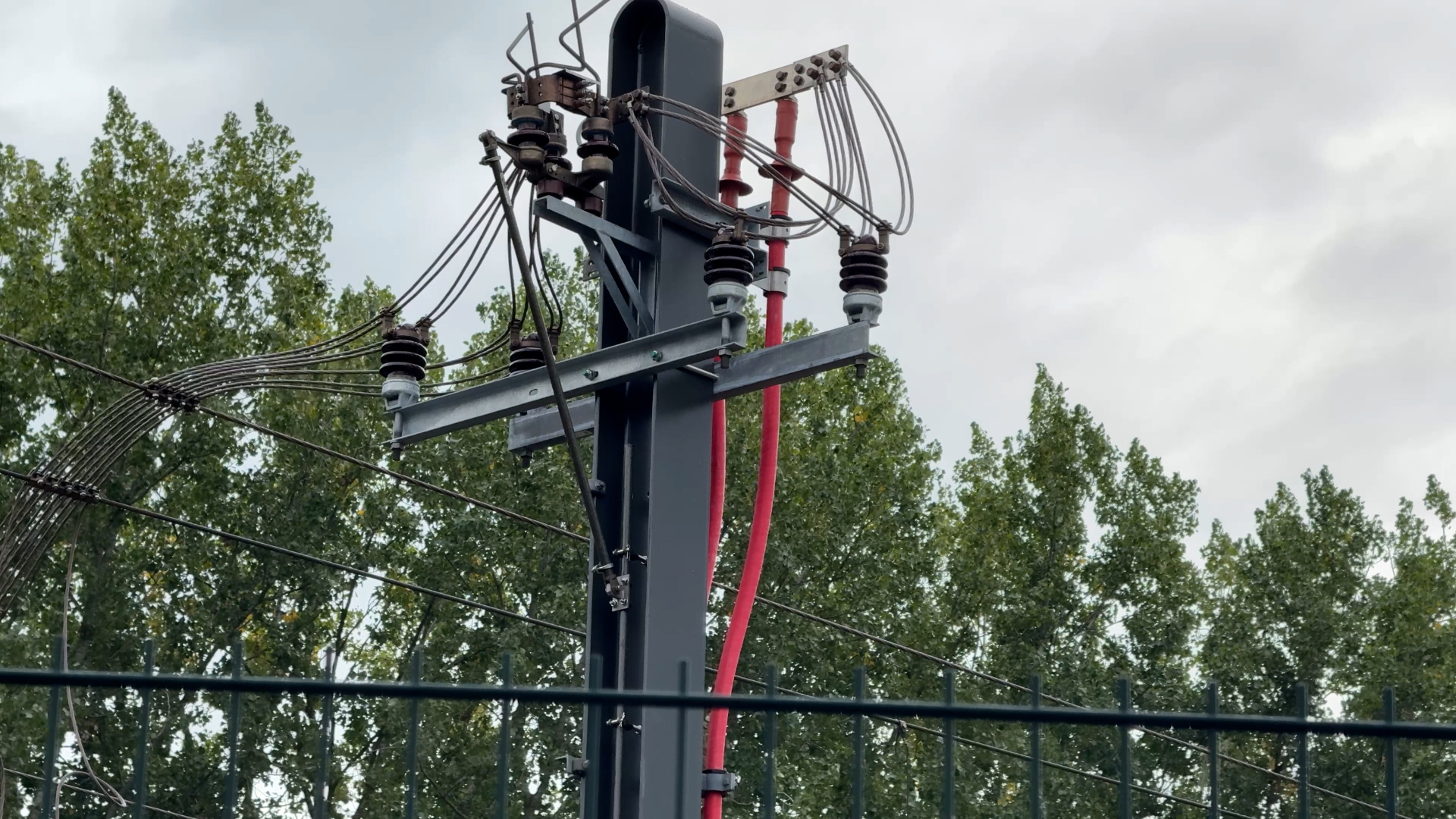 Met de rode kabel loopt stroom van de tramlijn naar het oplaadstation