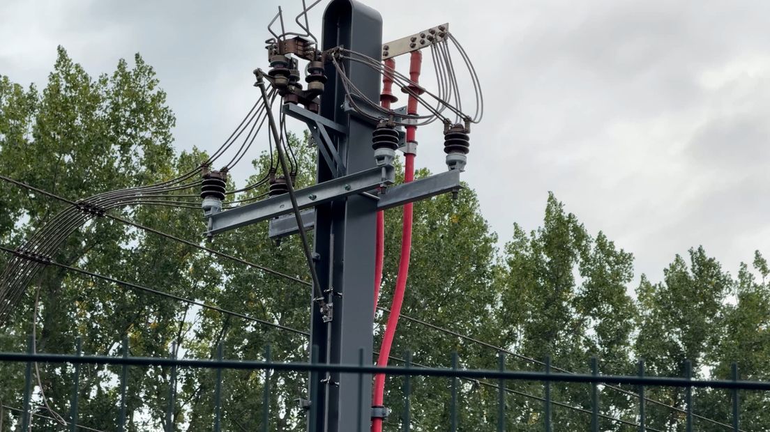 Met de rode kabel loopt stroom van de tramlijn naar het oplaadstation