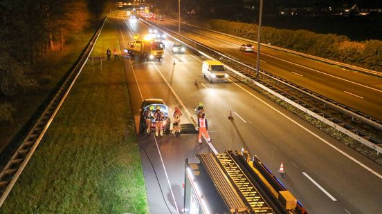 Automobilist strandt naast A1 • fietser gewond