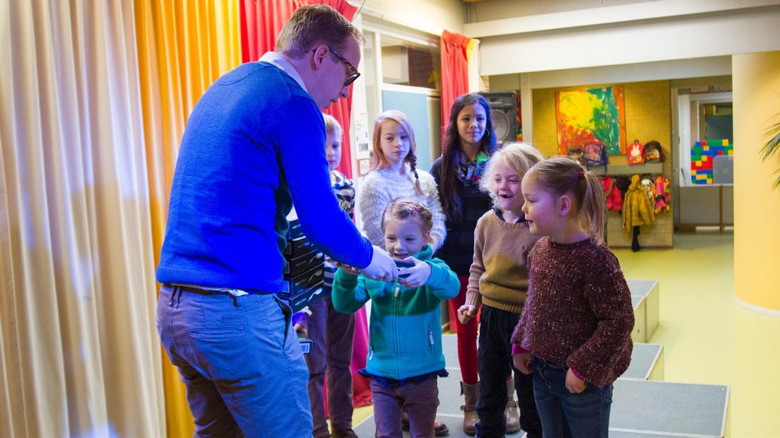De energiemeters werden naderhand uitgereikt aan de kinderraad