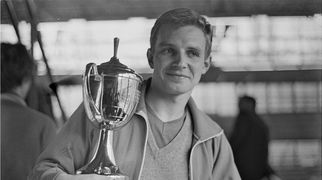 Bert Onnes toont de beker nadat hij Nederlands kampioen is geworden met Mauri Coltof in 1964.